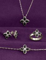 Серьги из белого золота c бриллиантами и ониксом