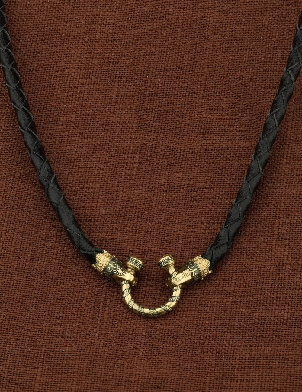 Гайтан из зелёного золота c кожаным шнурком