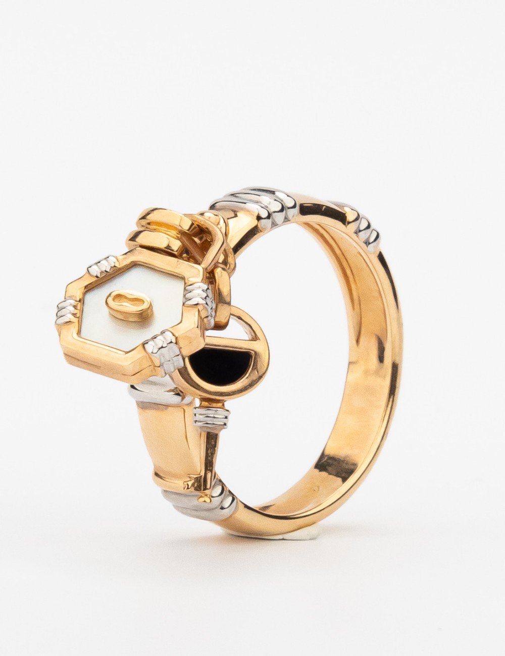 Кольцо из золота c ониксом и перламутром