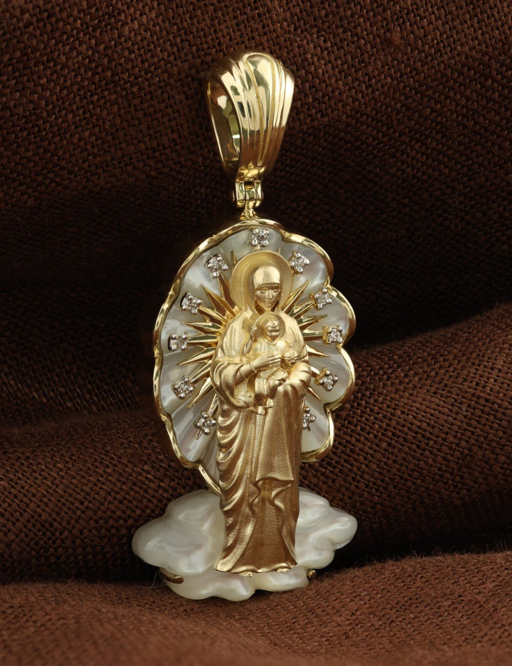 Образок из лимонного золота c бриллиантами и перламутром