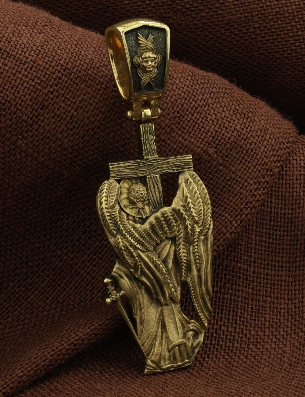 Крест из лимонного золота