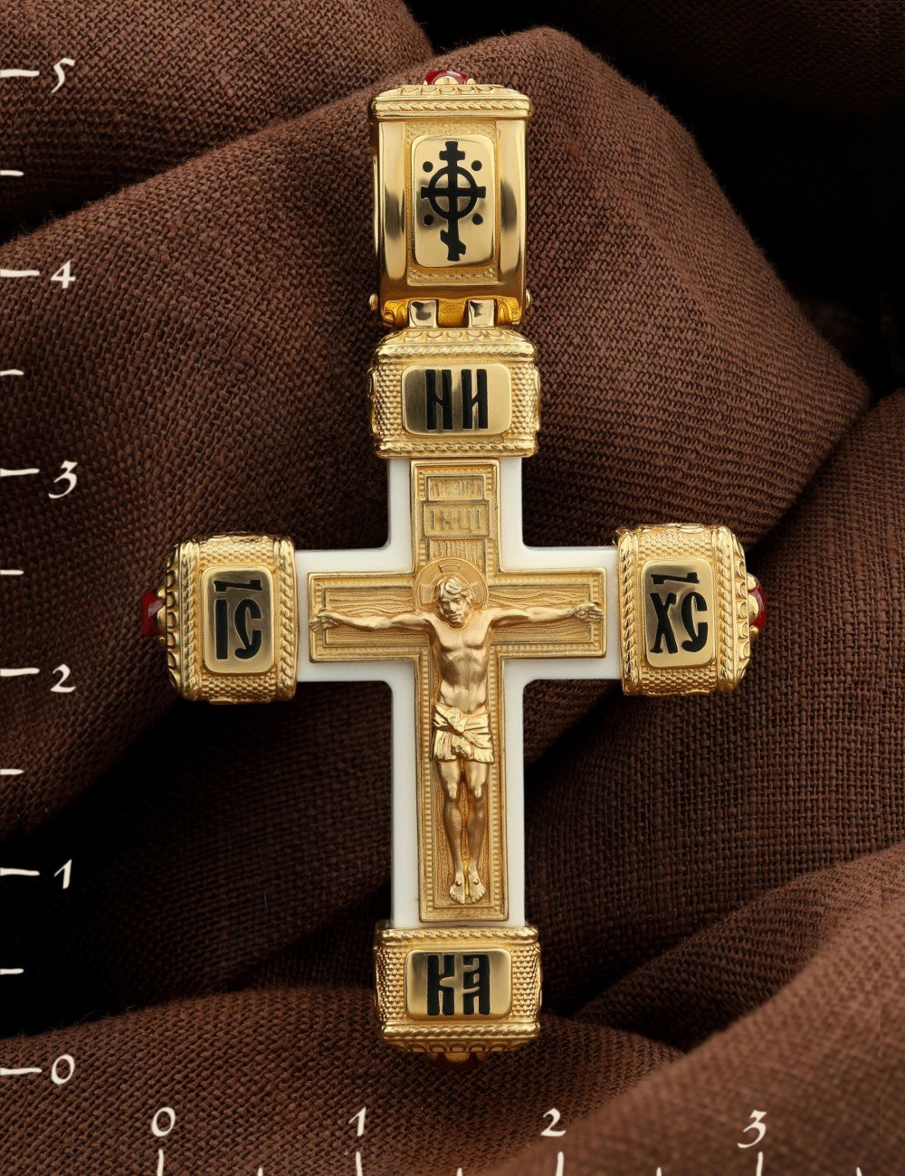 Крест из лимонного золота c эмалью, рубином и бивнем мамонта