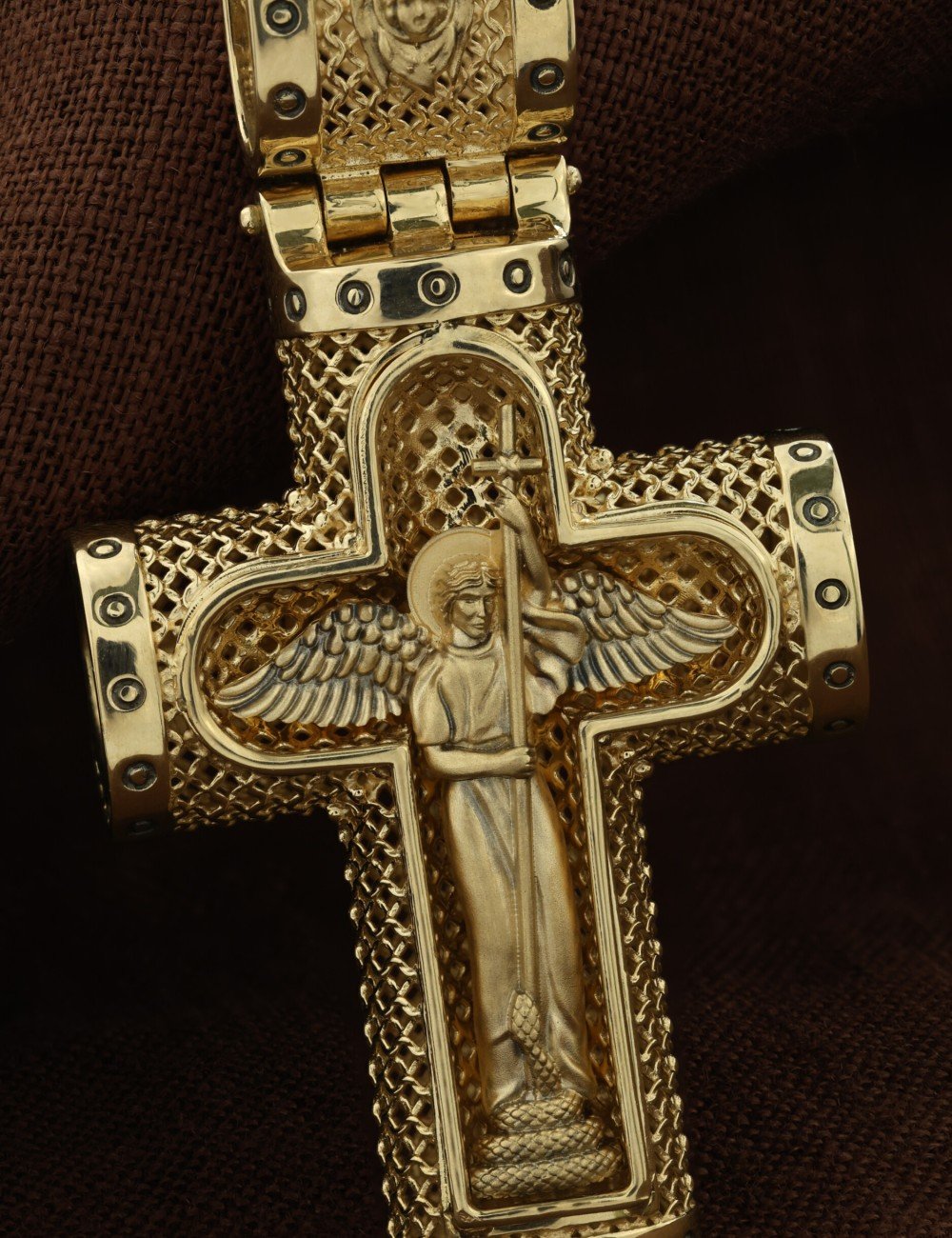 Крест из лимонного золота