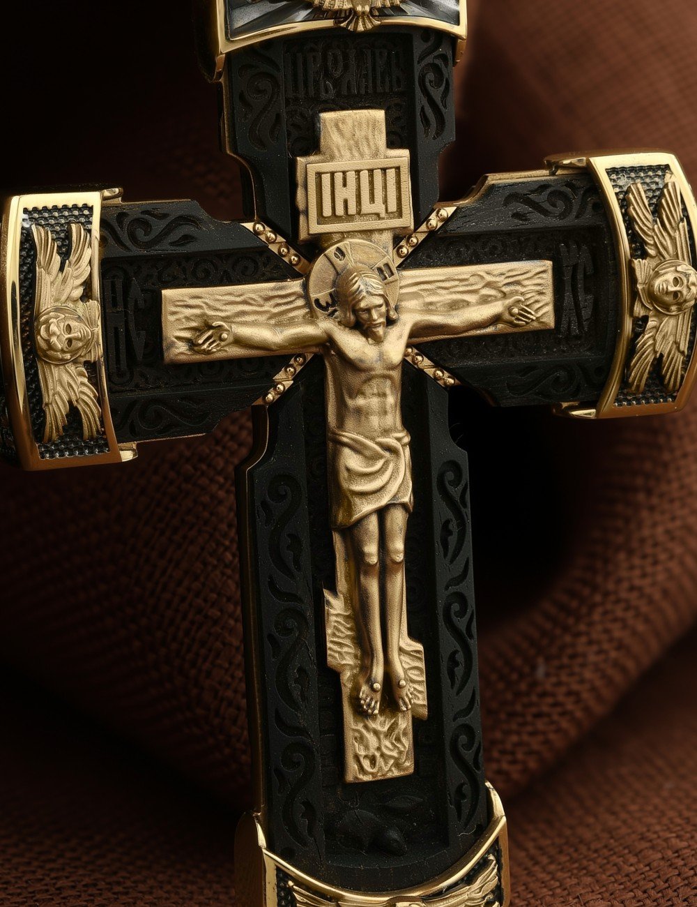 Крест из лимонного золота c эбеновым деревом