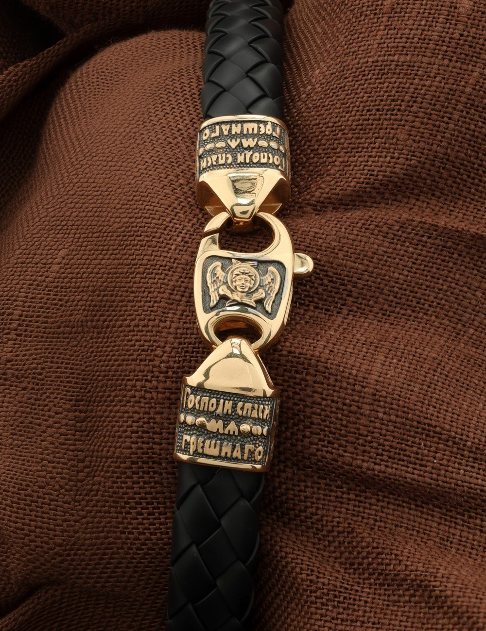 Браслет из золота c шнурком