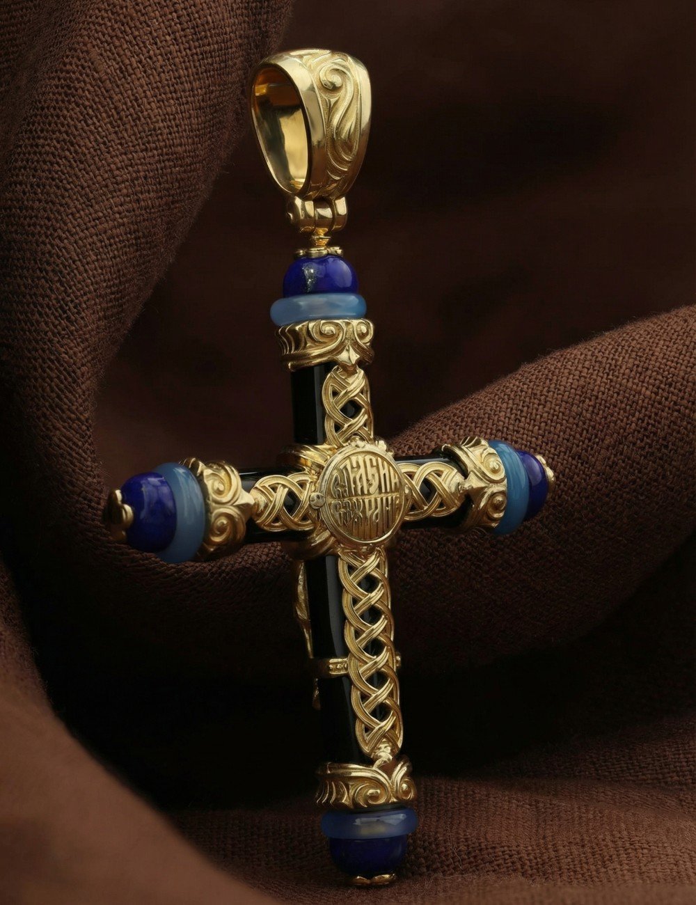 Крест из лимонного золота c ониксом, агатом и лазуритом