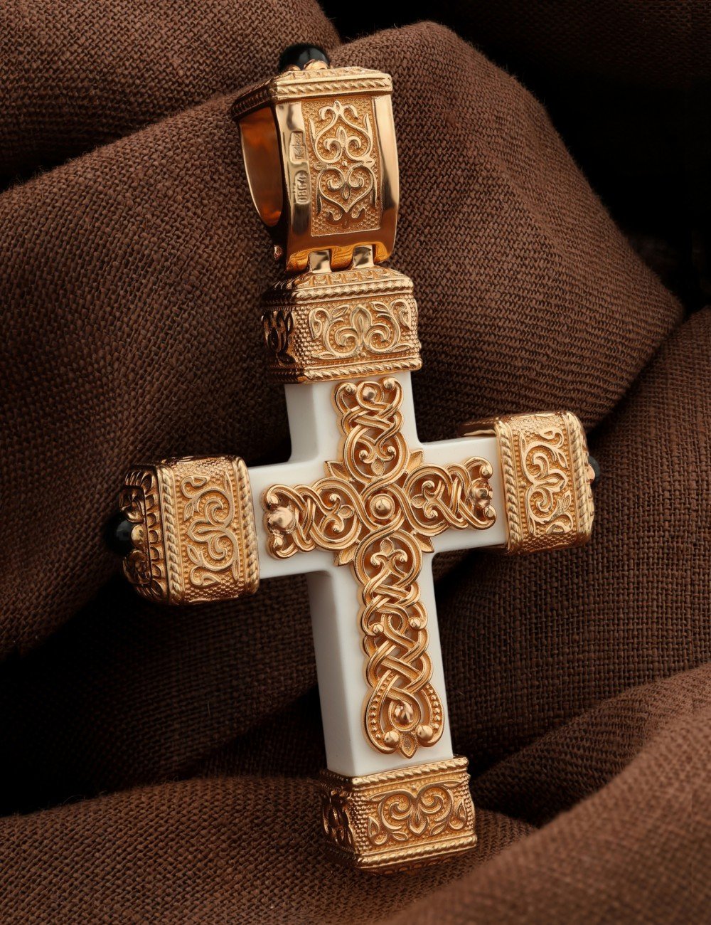 Крест из золота c эмалью, ониксом и бивнем мамонта