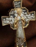 Крест из лимонного золота