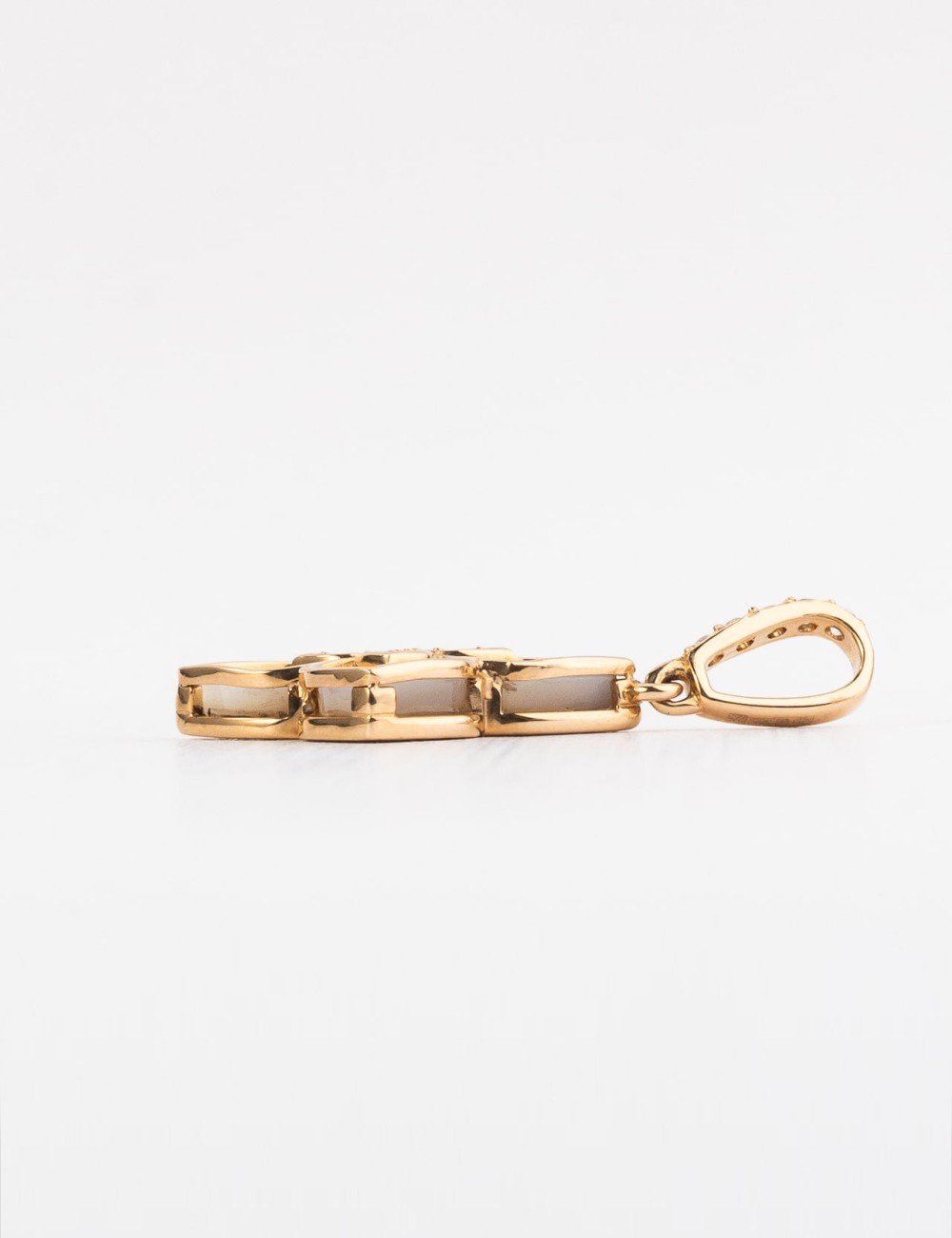 Подвеска из золота c бриллиантами и перламутром