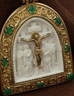Образок из лимонного золота c эмалью, хризопразом и бивнем мамонта
