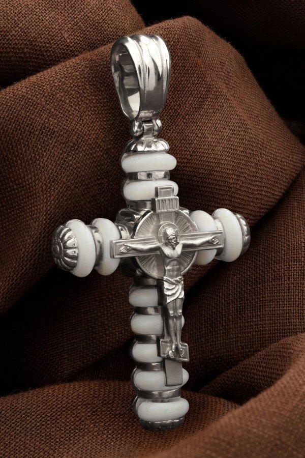 Крест из белого золота c кахолонгом