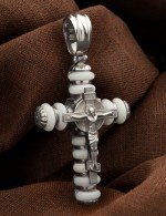 Крест из белого золота c кахолонгом