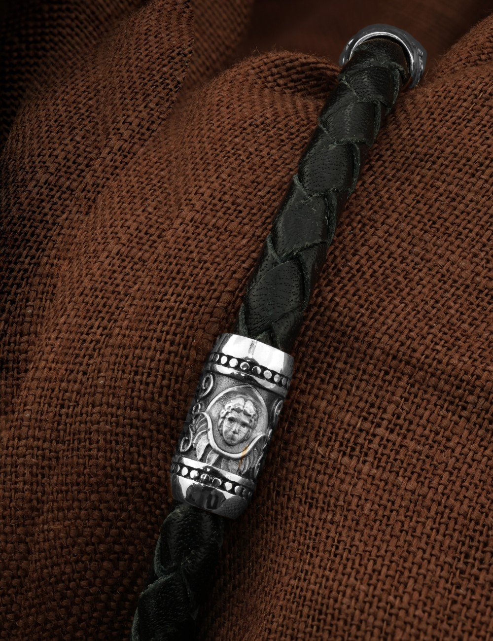 Браслет из белого золота c кожаным шнурком