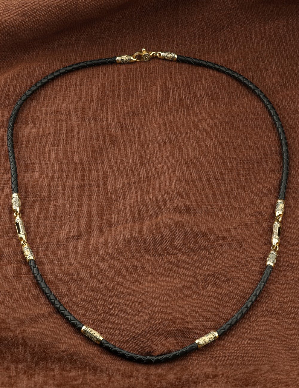 Гайтан из лимонного золота c кожаным шнурком и ониксом