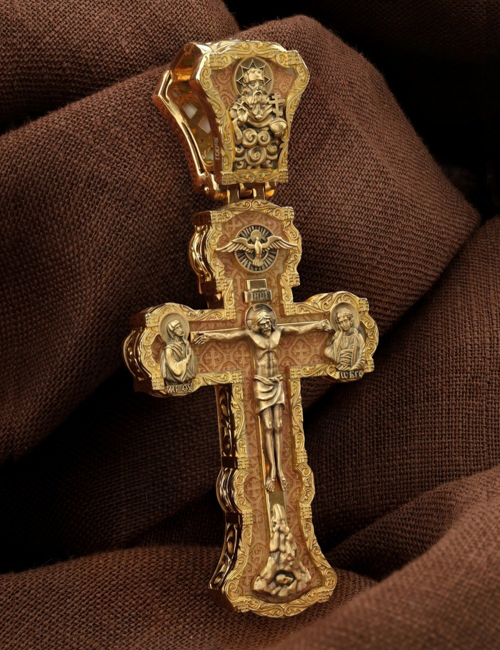 Крест из лимонного золота c деревом груши