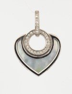 Подвеска из белого золота c бриллиантами, ониксом и перламутром