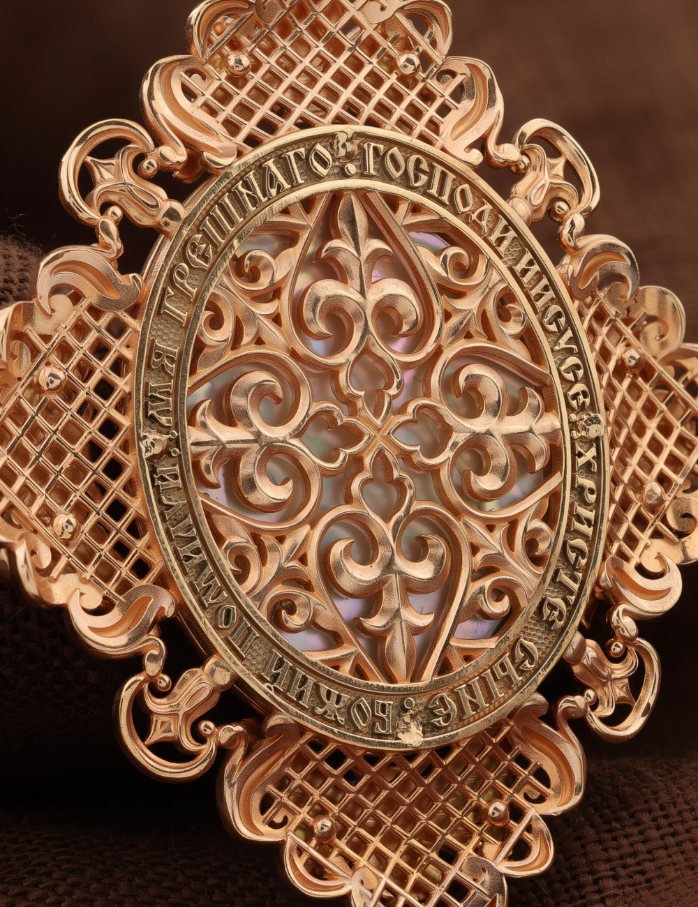 Образок из золота c эмалью и перламутром