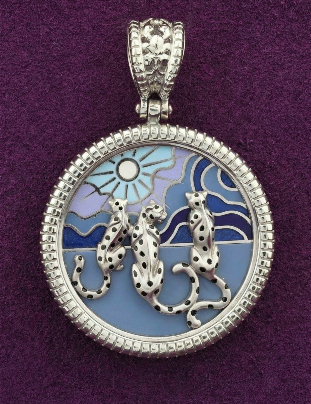 Подвеска из белого золота c эмалью