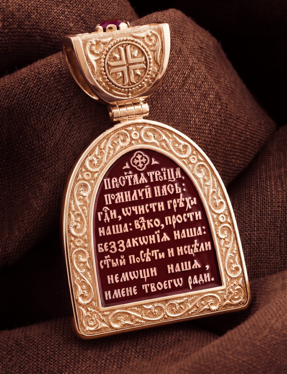 Образок из золота c эмалью и рубином