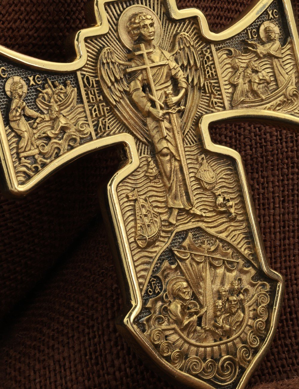 Крест из лимонного золота