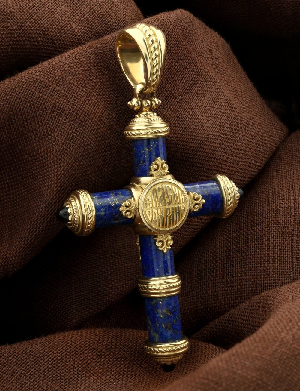 Крест из лимонного золота c ониксом и лазуритом