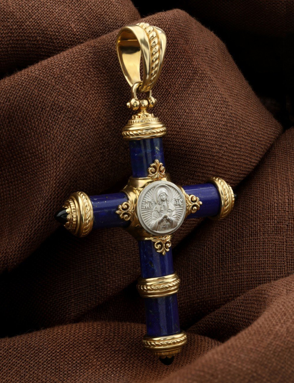 Крест из лимонного золота c ониксом и лазуритом