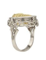 Кольцо из белого золота c ониксом и перламутром