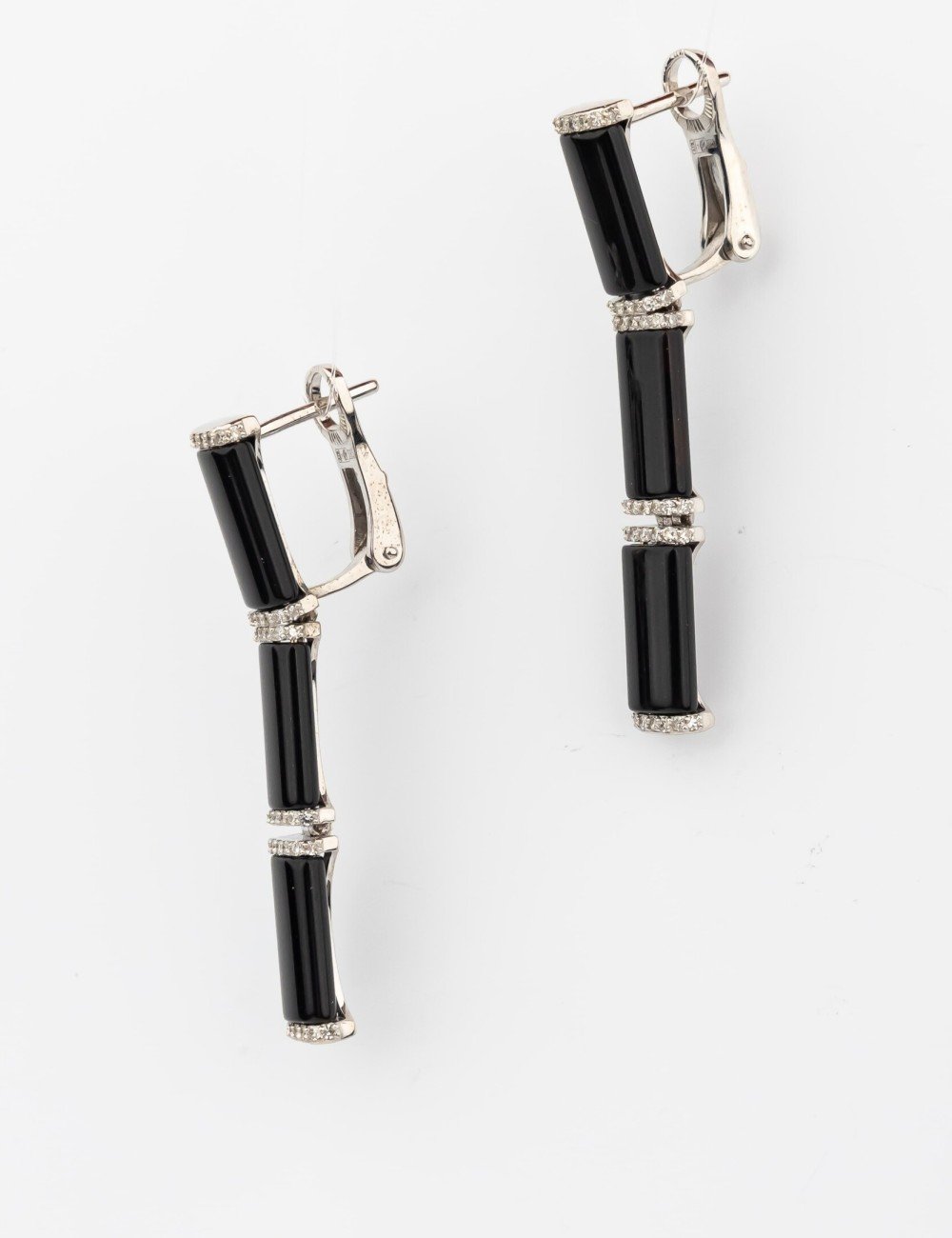 Серьги из белого золота c бриллиантами и ониксом