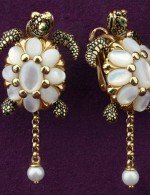 Серьги из лимонного золота c эмалью, жемчугом и перламутром