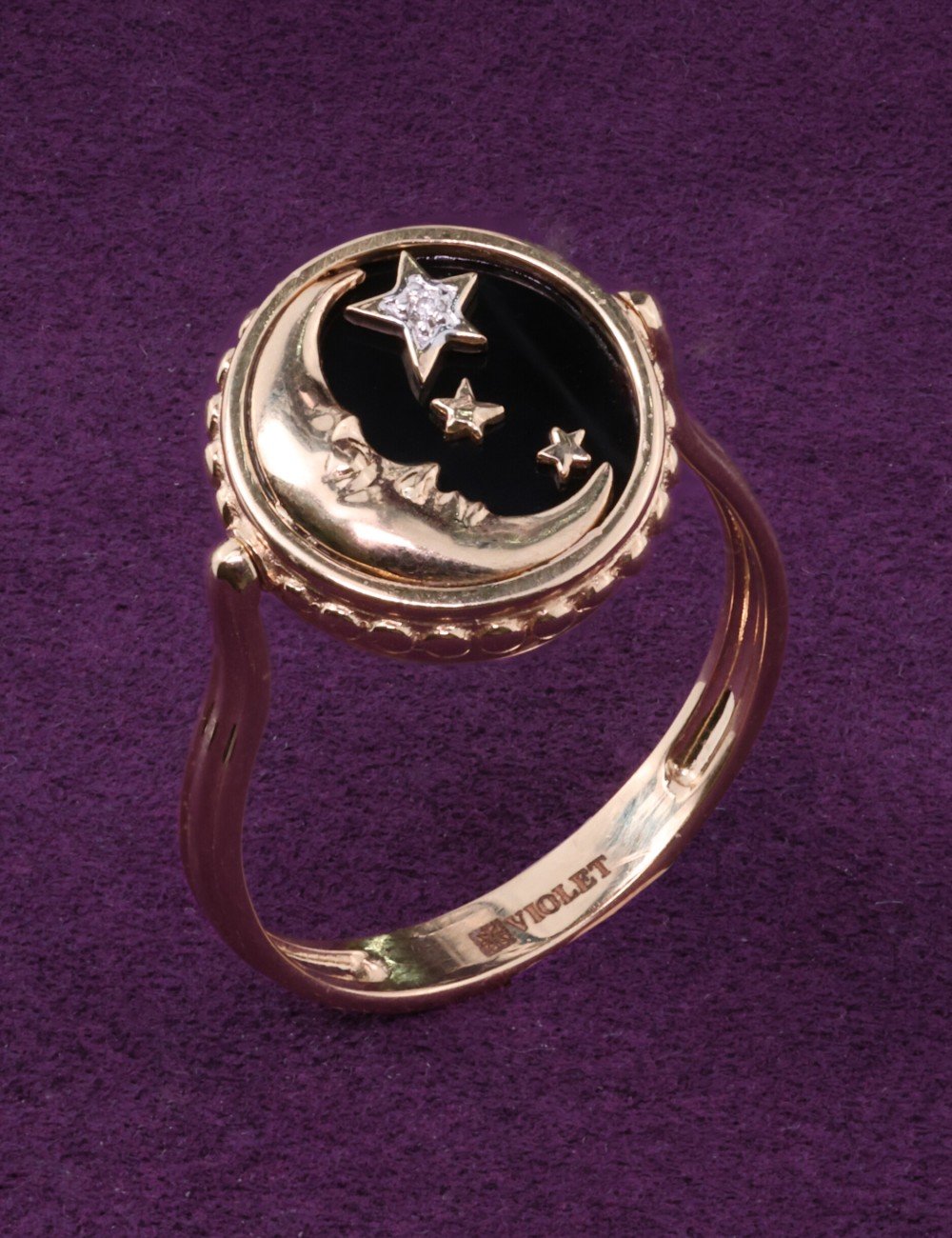 Кольцо из золота c бриллиантами, ониксом и перламутром