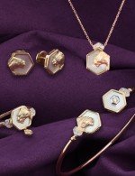 Колье из лимонного золота c бриллиантами и перламутром