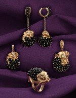 Подвеска из золота c эмалью и ониксом