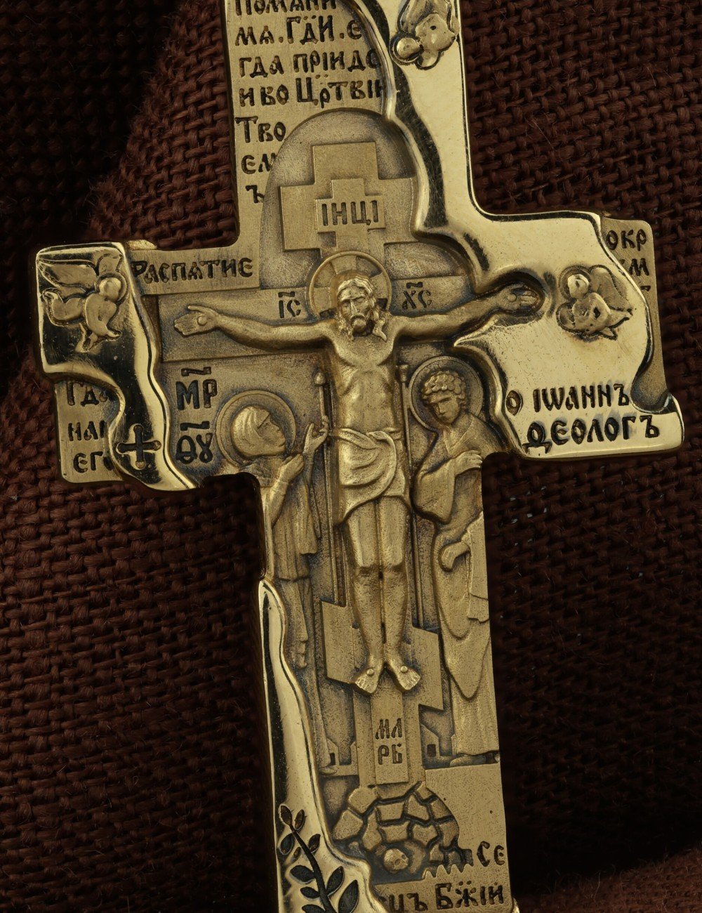 Крест из лимонного золота