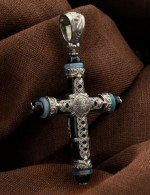 Крест из белого золота c ониксом и агатом