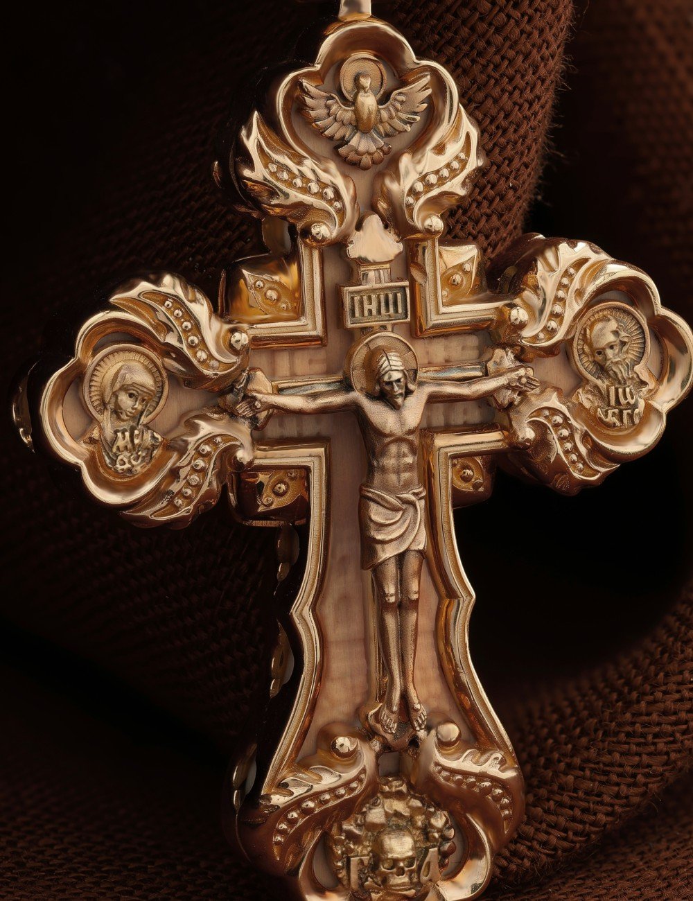 Крест из золота c деревом груши