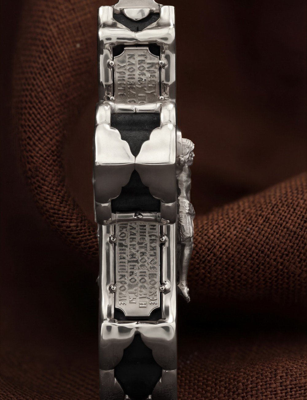 Крест из белого золота c эбеновым деревом