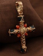 Крест из золота c ониксом и кораллом