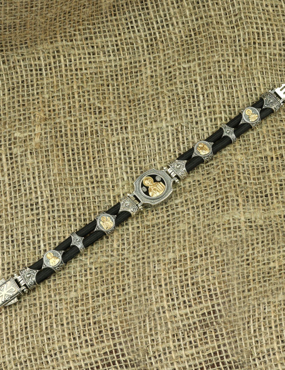 Браслет из серебра и золота c ониксом и шёлковым шнурком