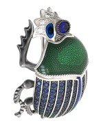 Брошь из белого золота c эмалью, фианитом и сапфиром