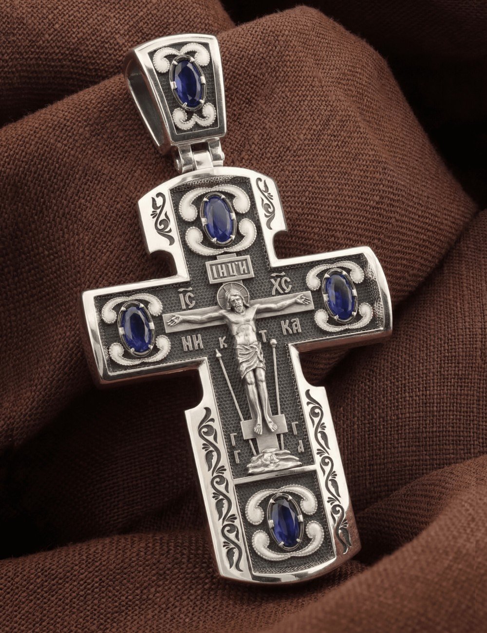 Крест из белого золота c эмалью и сапфиром