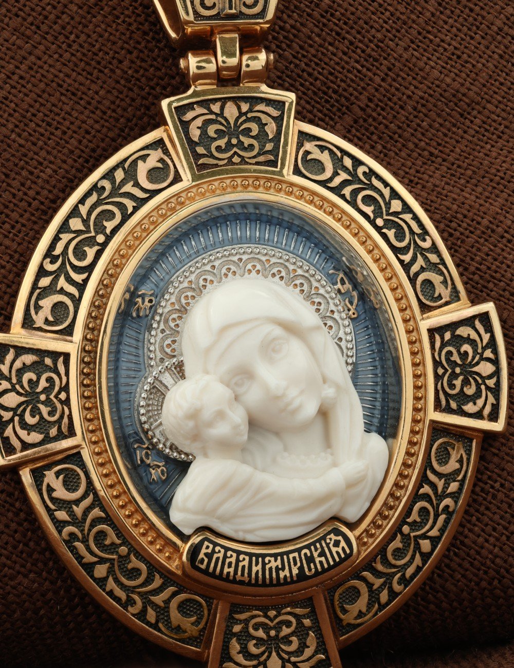 Образок из золота c эмалью и бивнем мамонта