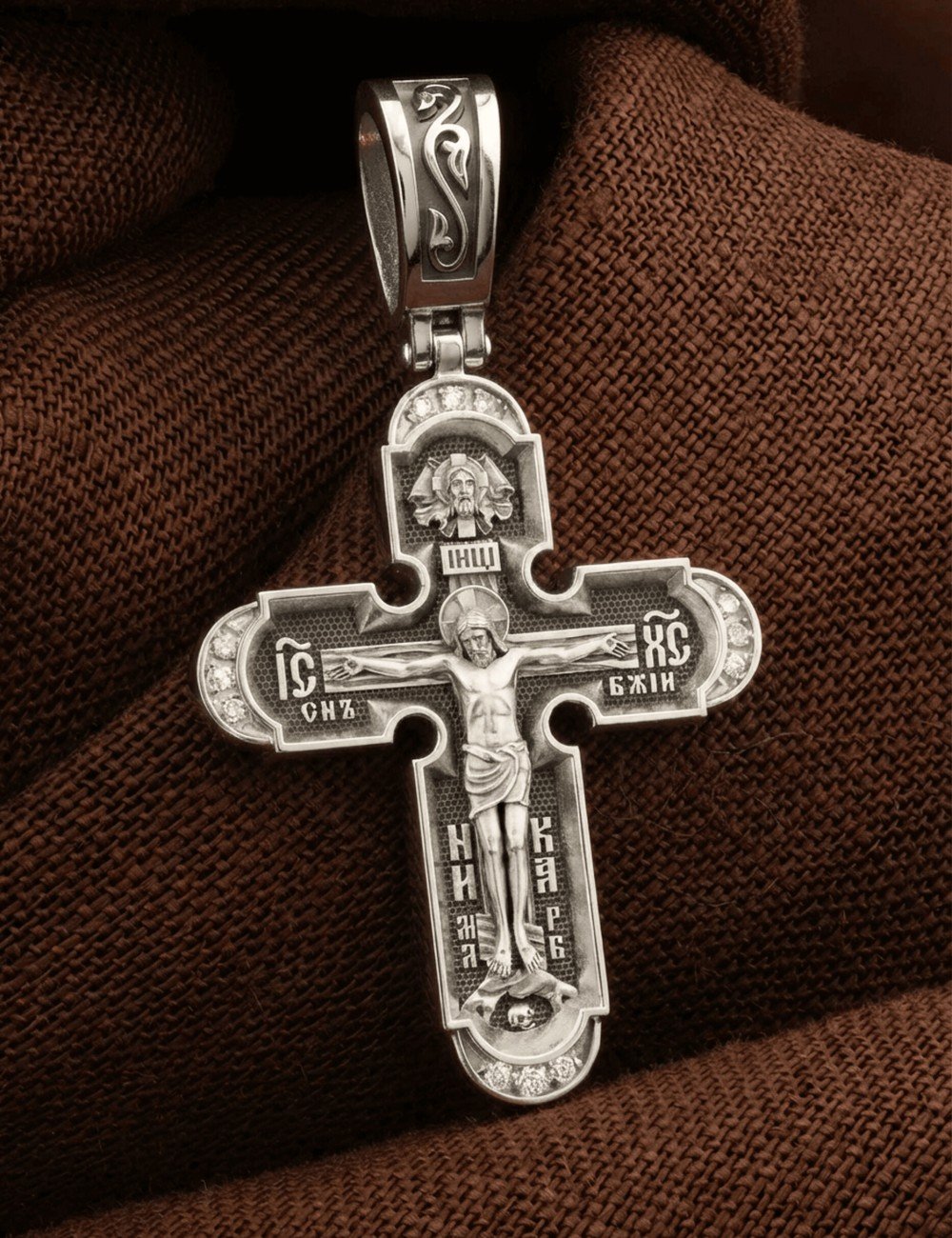 Крест из белого золота c бриллиантами