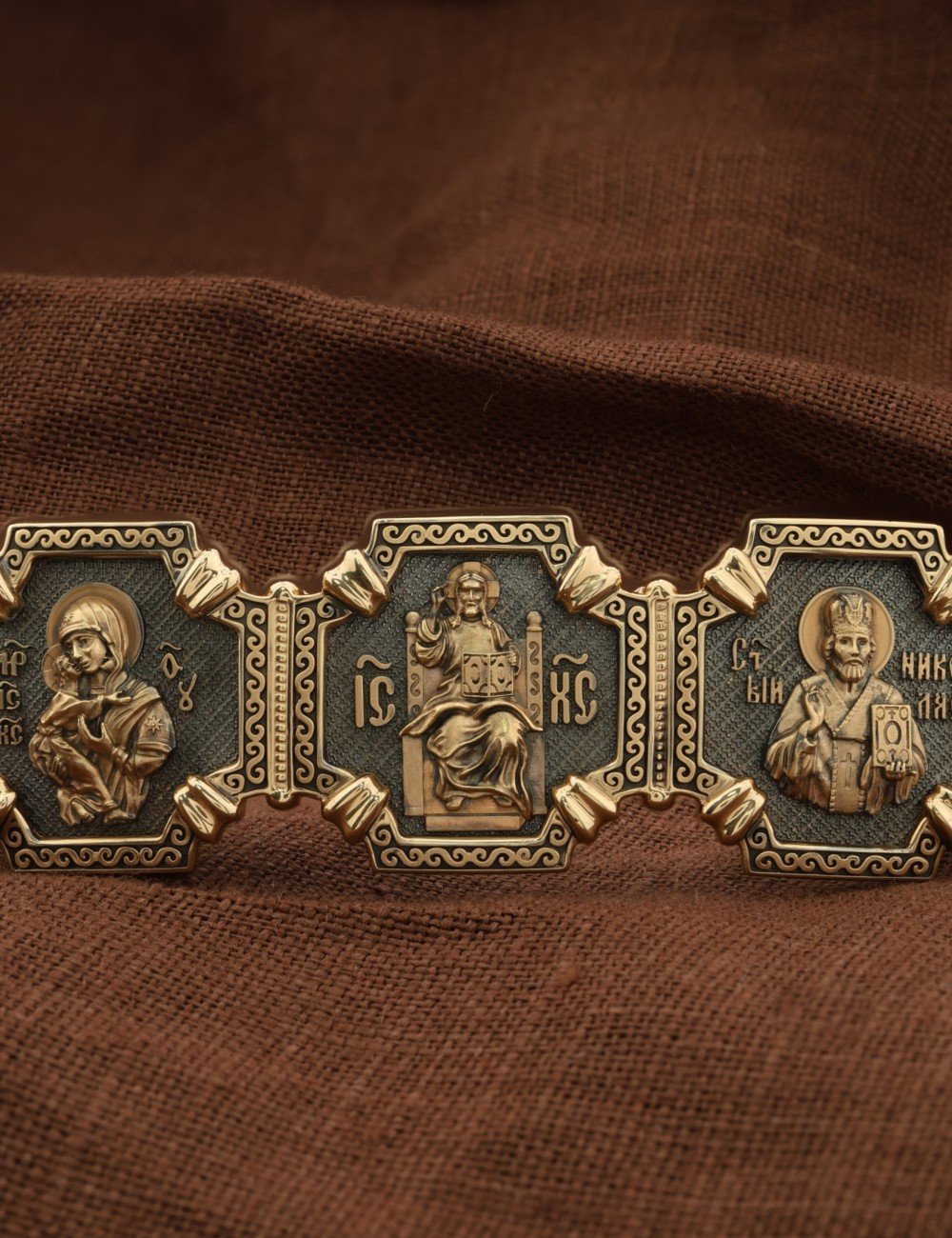 Браслет из золота c шнурком