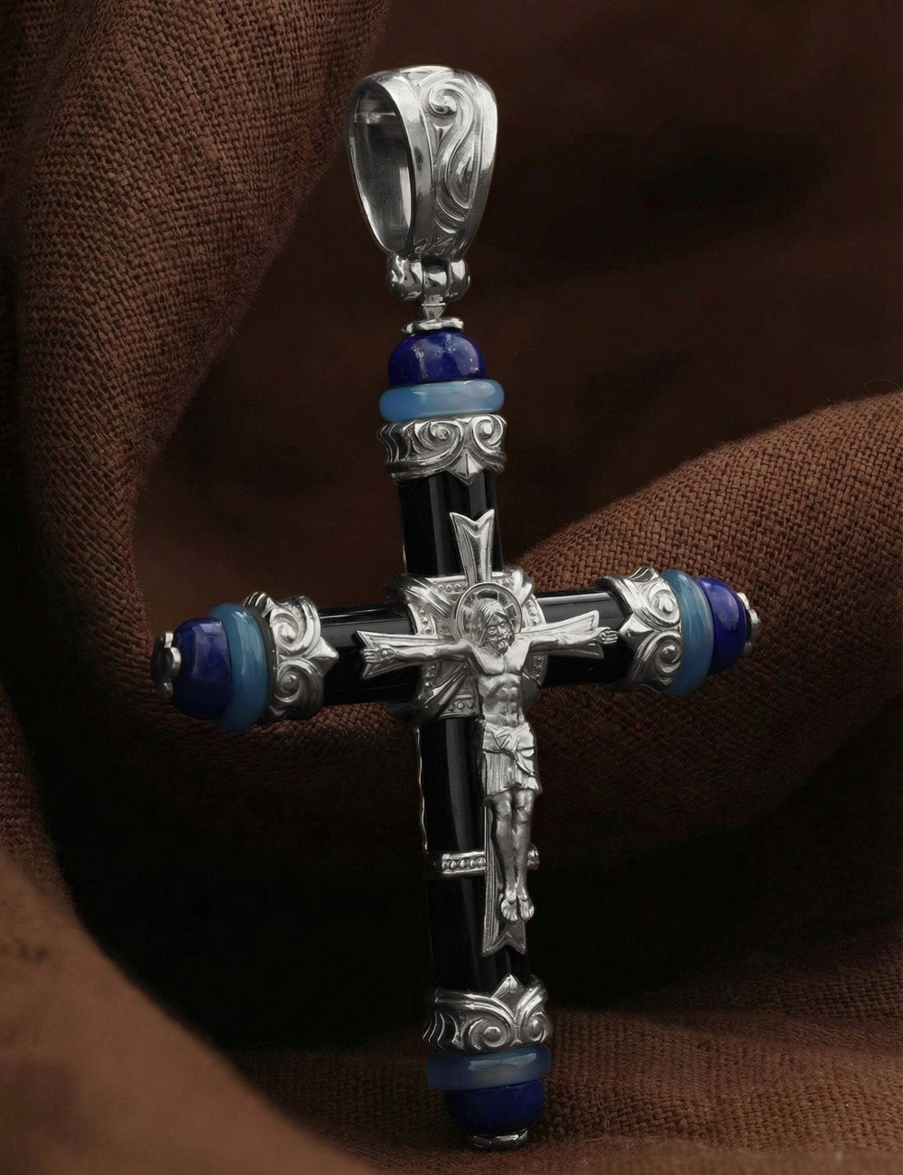 Крест из белого золота c ониксом, агатом и лазуритом
