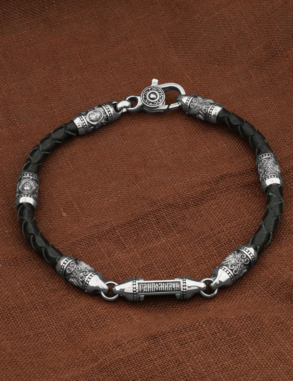 Браслет из белого золота c кожаным шнурком и ониксом