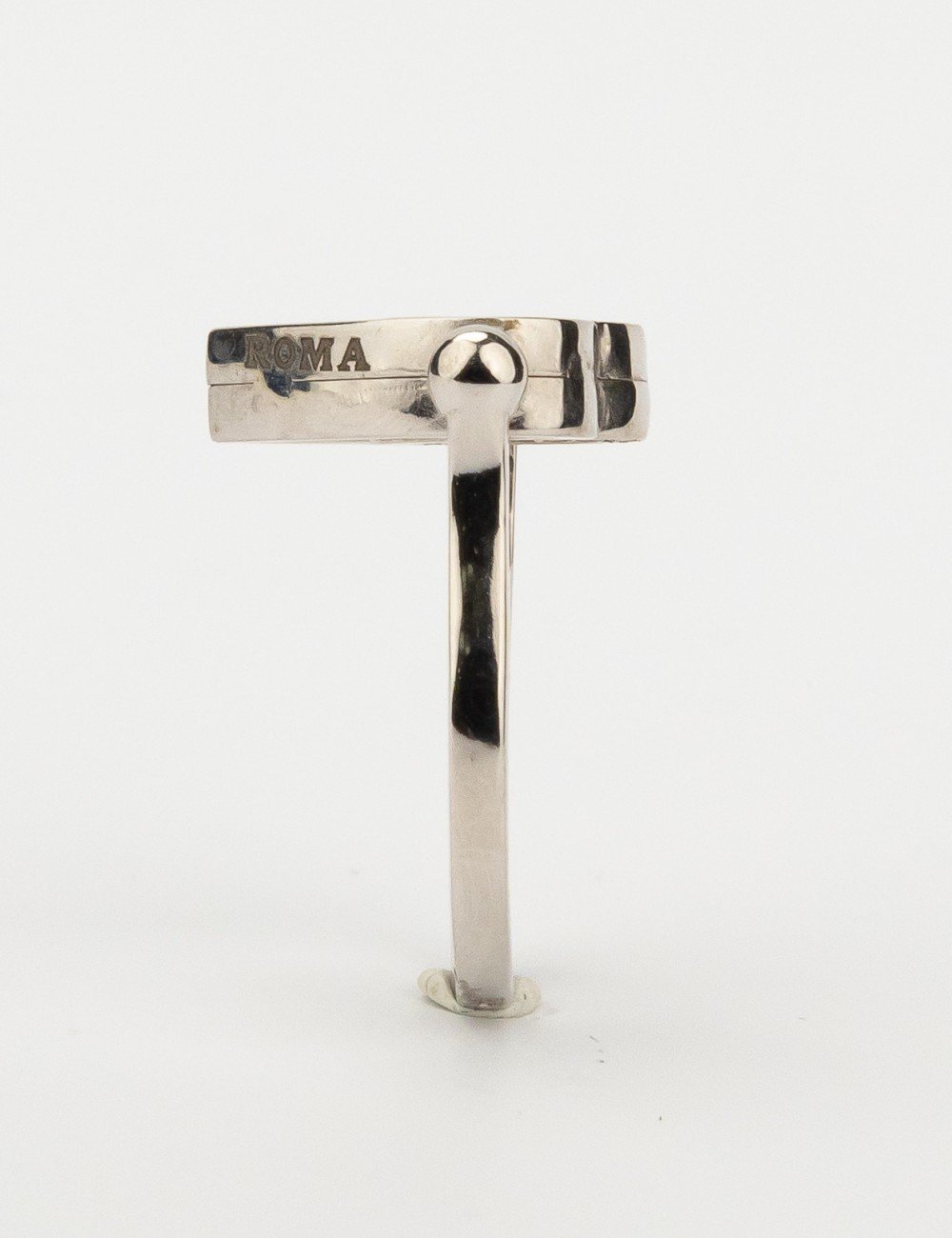 Кольцо из белого золота c бриллиантами, ониксом и перламутром