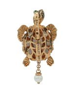 Подвеска из золота c эмалью, жемчугом и бивнем мамонта