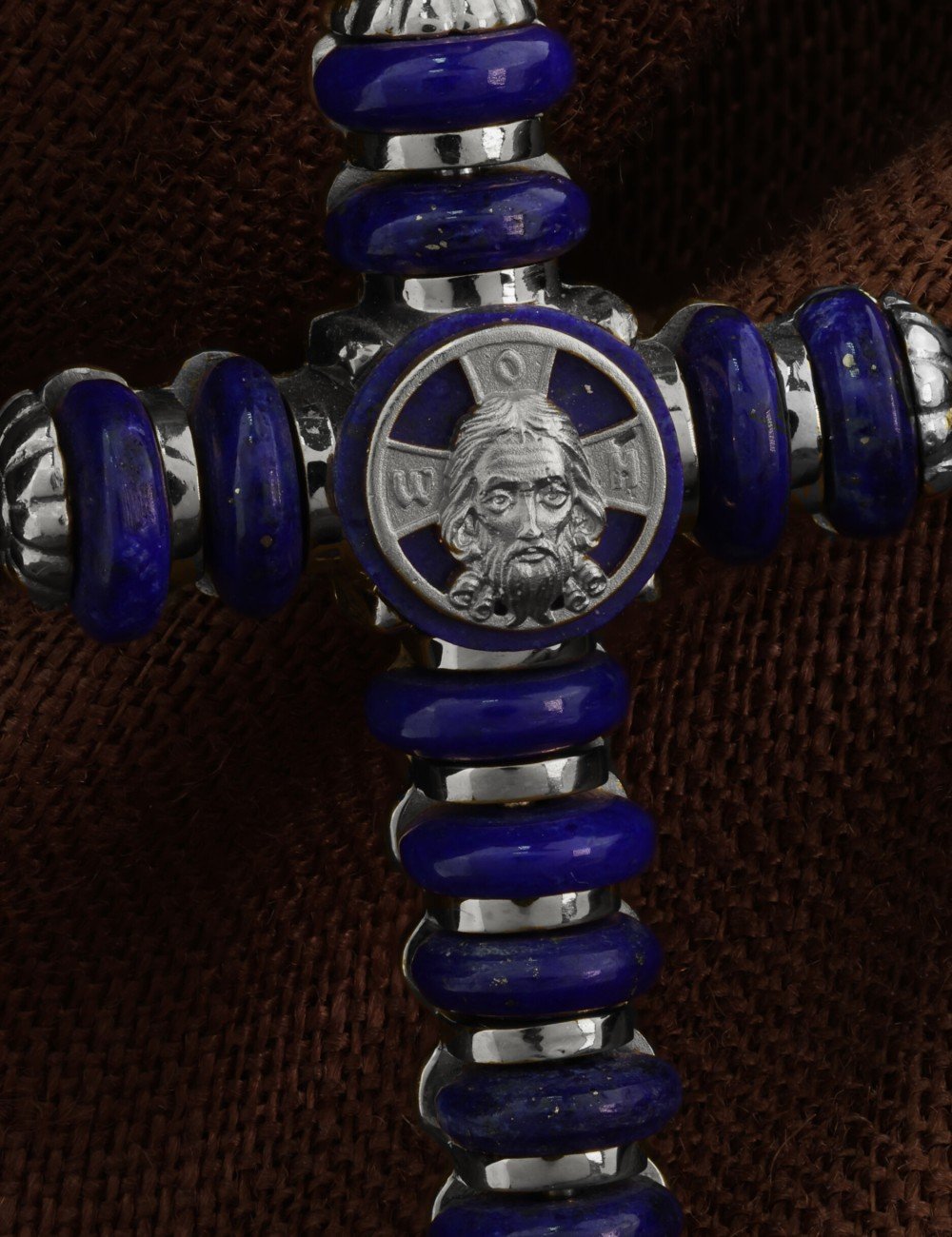 Крест из белого золота c лазуритом