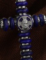 Крест из белого золота c лазуритом