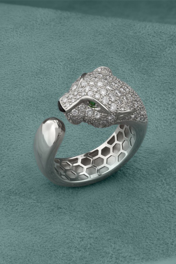 Кольцо из белого золота c бриллиантами, изумрудом и ониксом